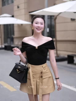Áo trễ vai nhúng đính tag cài