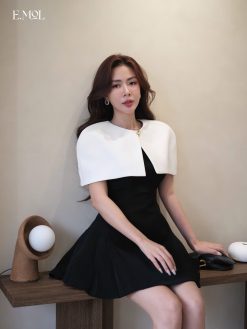 Váy xoè cổ cape