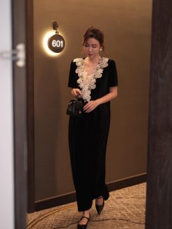 Đầm nhung phom suông cổ ren hoa