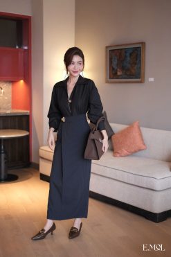 Chân váy kẻ sọc vạt đính tag cài