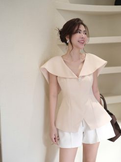 Áo cổ tim phủ vai thắt dây lưng đính tag cài