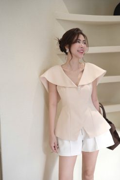 Áo cổ tim phủ vai thắt dây lưng đính tag cài