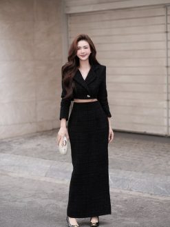 Set áo vest dạ kim sa dáng ngắn và chân váy bút chì