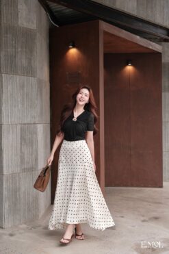Chân váy lụa chấm bi