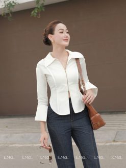 Áo sơ mi tay loe dáng ngắn xẻ hông
