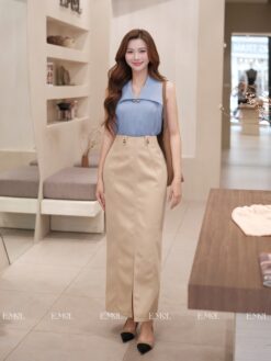 Chân váy kaki xẻ giữa li viền phối cúc cạp