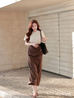 Chân váy kẻ sọc xếp nếp đính tag