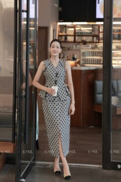 Set Áo Ve Cổ Cách Điệu Và Chân Váy Xẻ